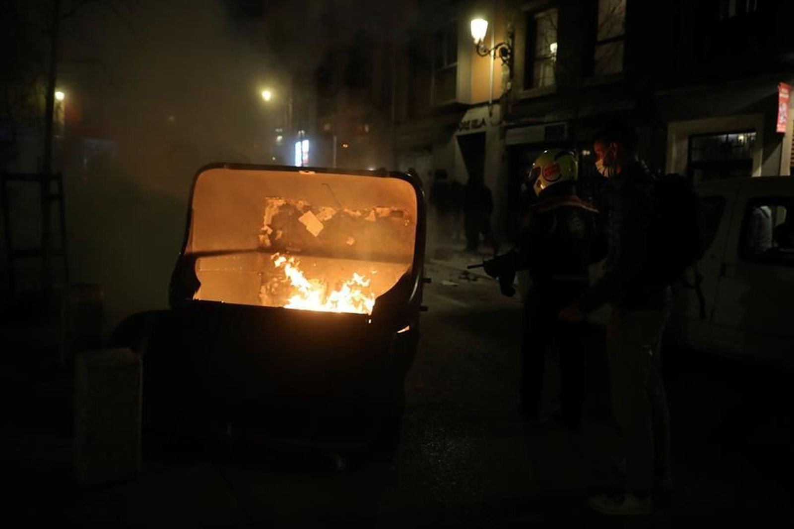 19 detenidos y 55 heridos en los disturbios en Sol durante la concentración en apoyo a Pablo Hasel