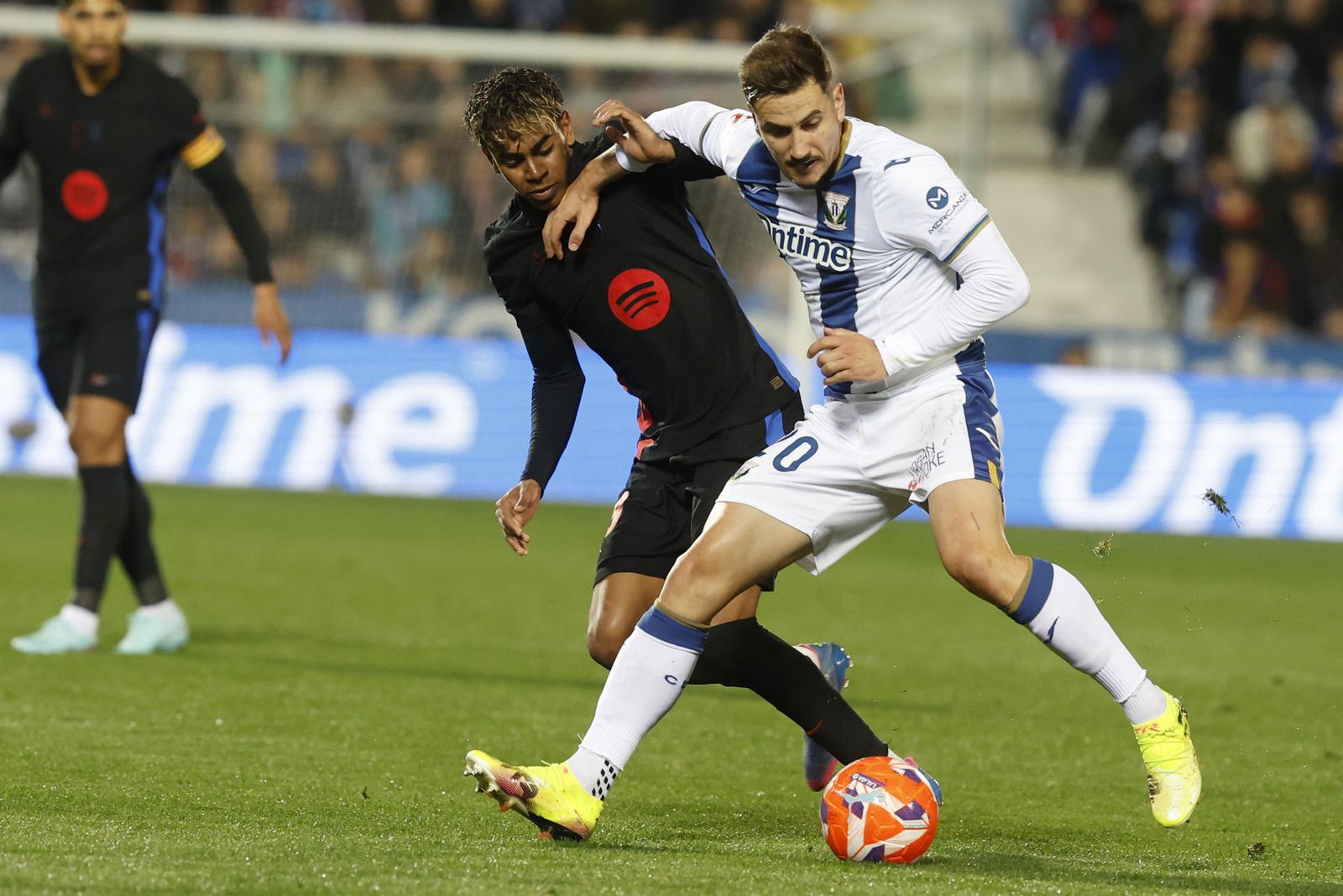 Javi Hernández, del Leganés, protege el balón ante Lamine Yamal