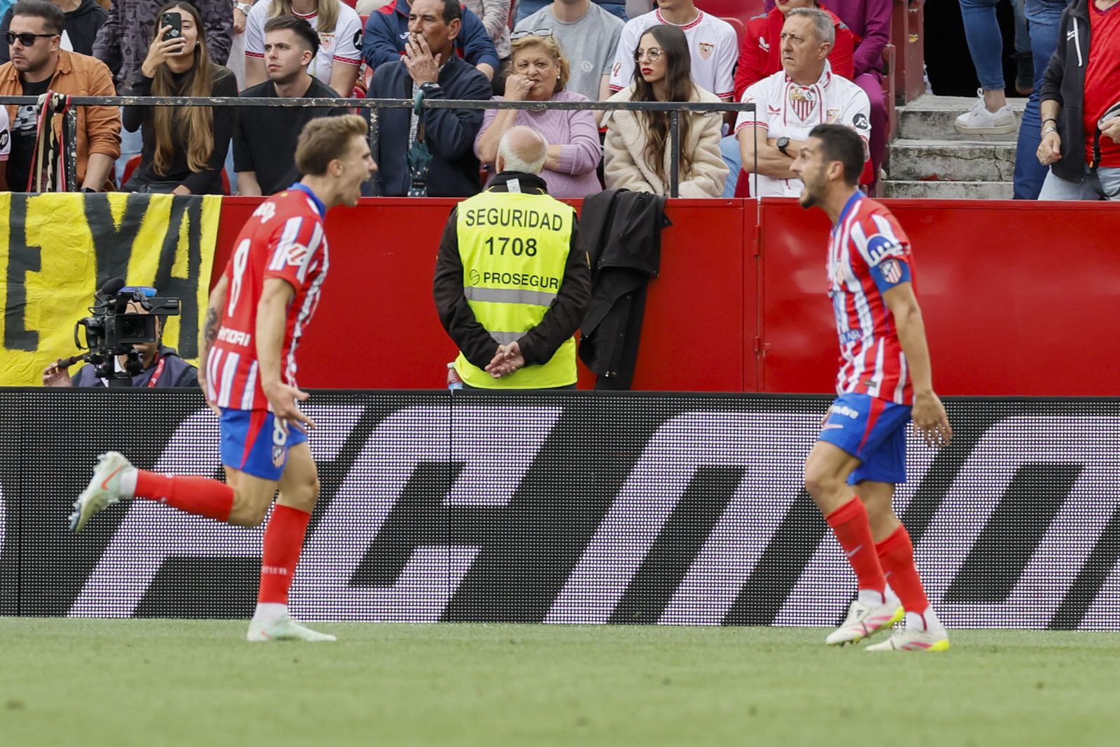 Pablo Barrios celebra su gol en Sevilla con Koke