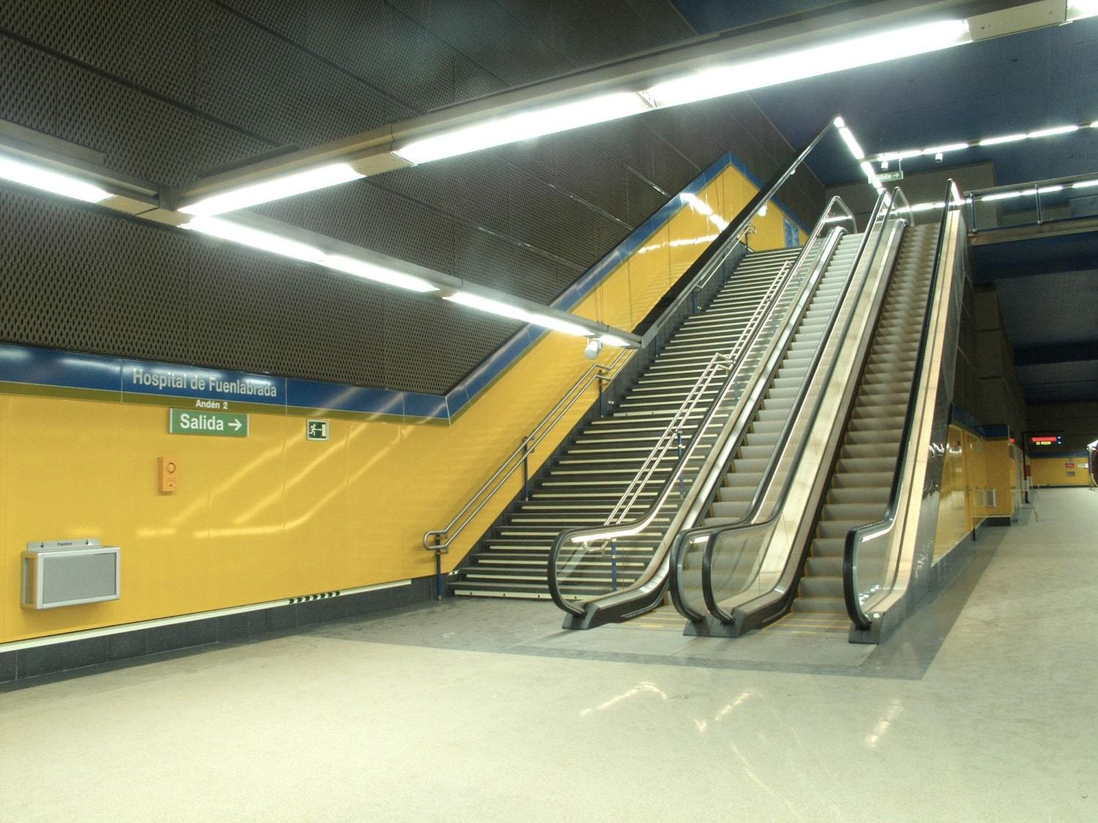 Escaleras en la estación de Metrosur de Hospital de Fuenlabrada