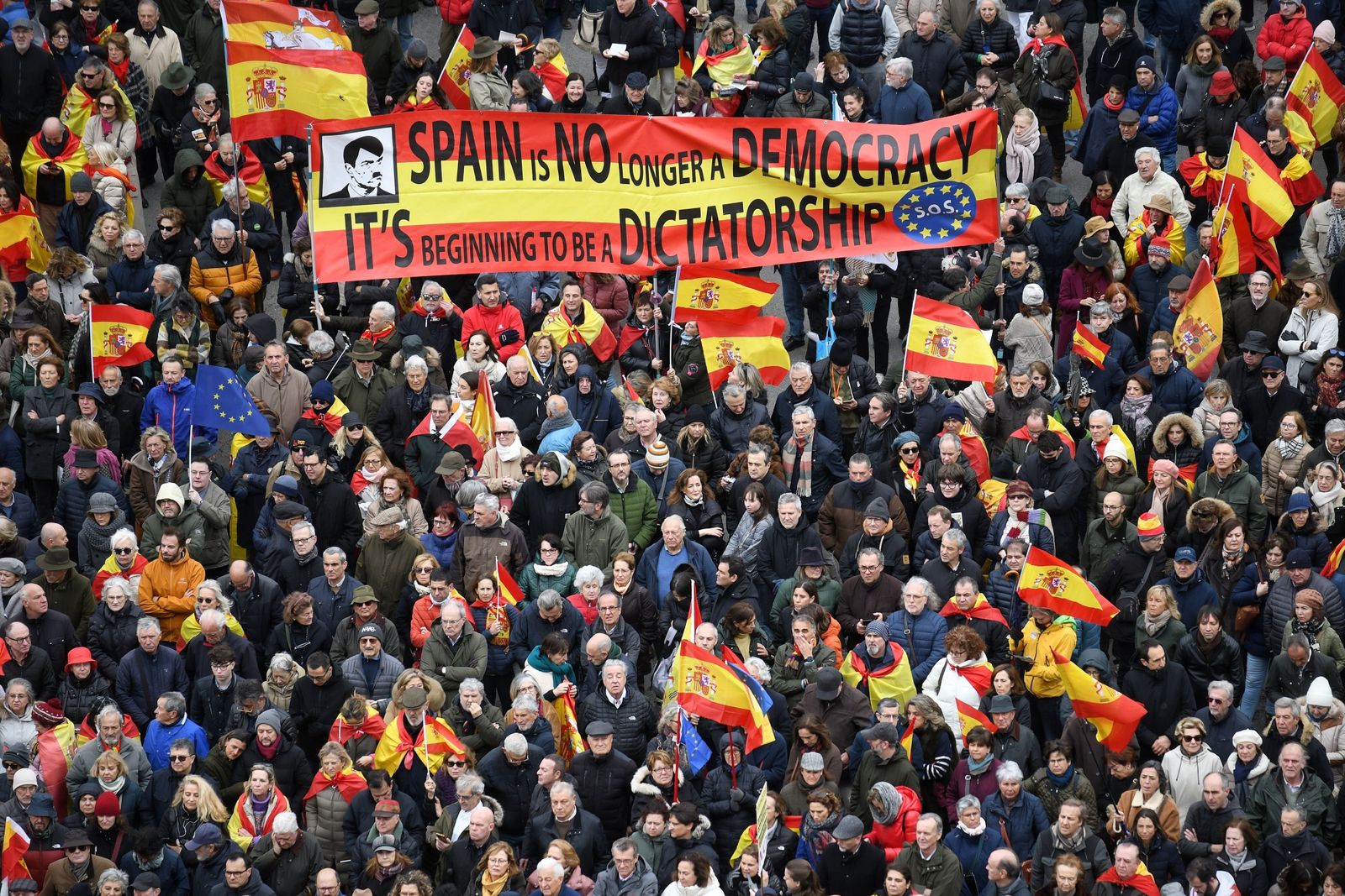 Miles de manifestantes piden en Madrid la 'dimisión de Sánchez' por las concesiones a los independentistas