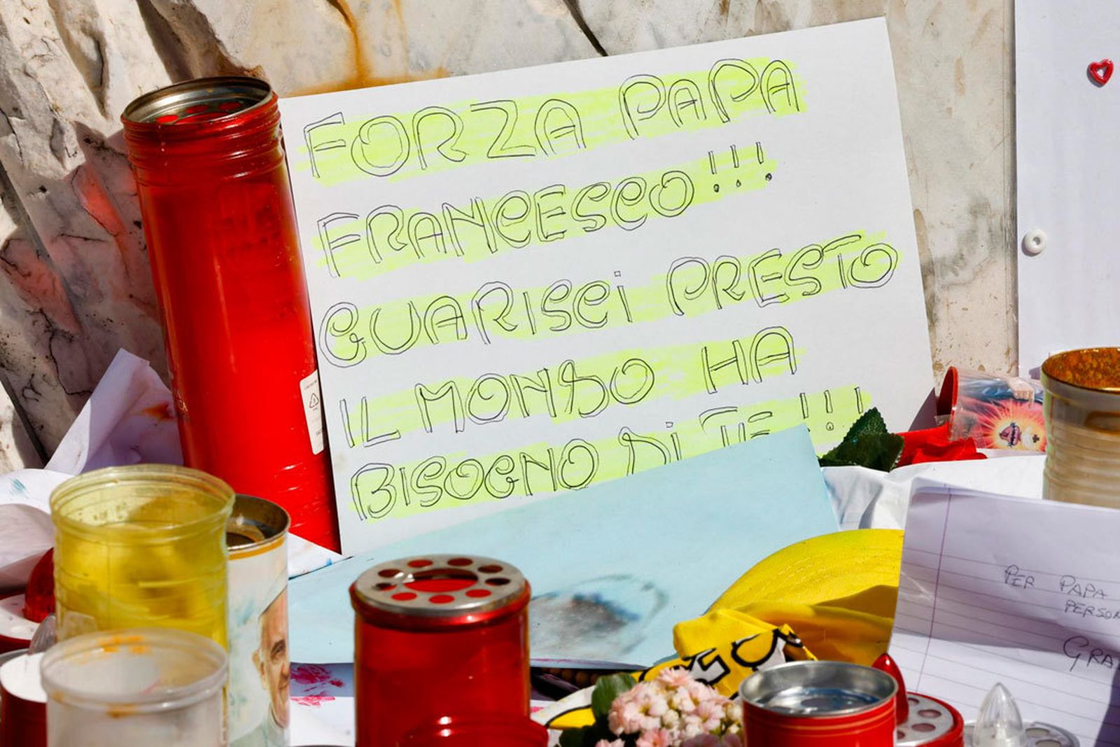 El Papa continúa estable con "pequeñas mejoras" en su motricidad y sistema respiratorio