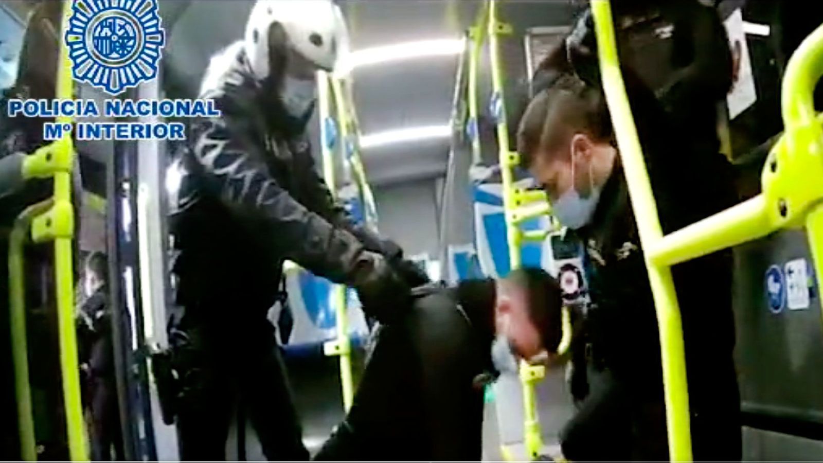 Agentes de Policía salvan a la vida a un hombre que sufrió un paro cardíaco en un autobús de la EMT