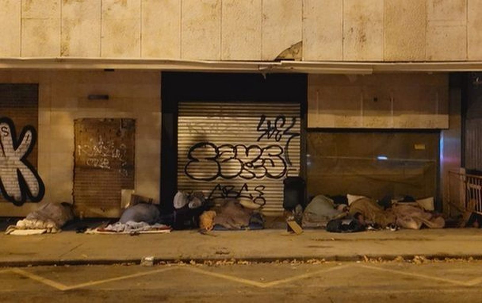 Un grupo de rumanos acampa a las puertas del antiguo VIPS de López de Hoyos