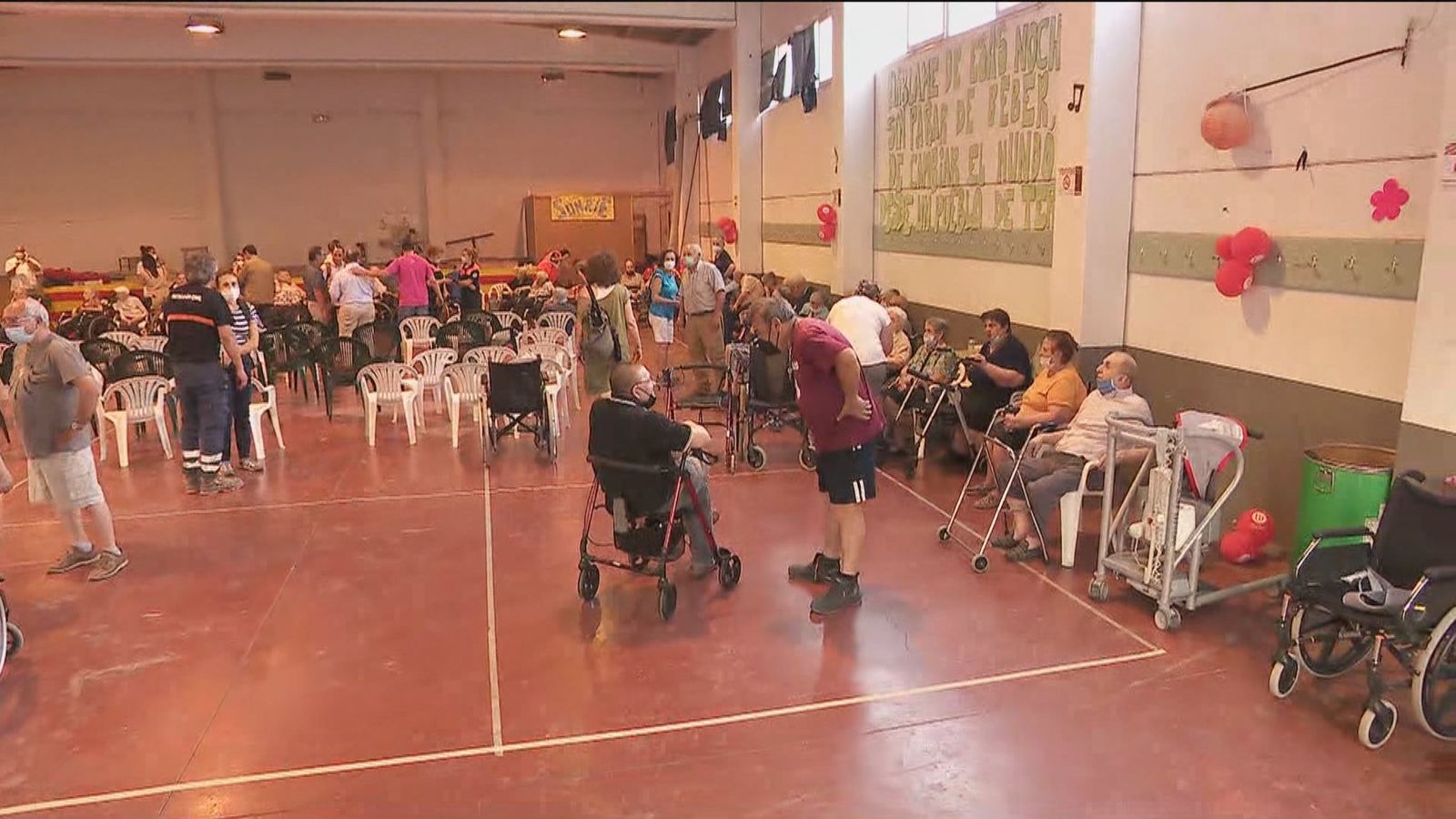 Mayores de residencia de Burbáguena (Teruel) alojados en el polideportivo