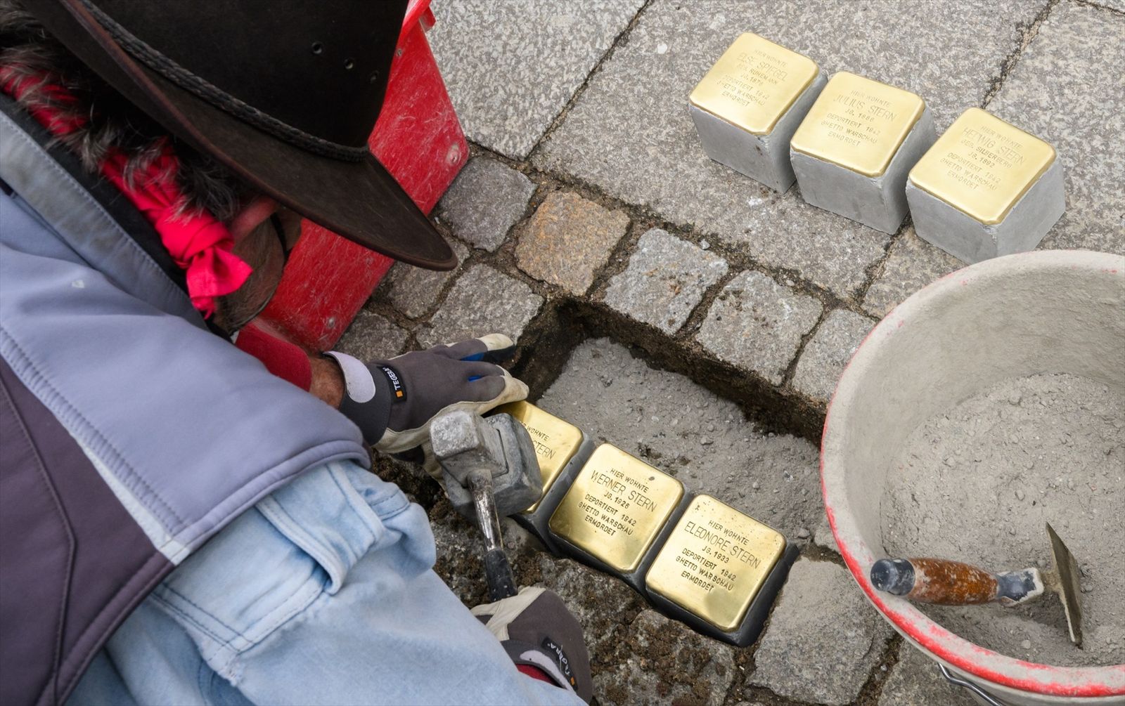 Ocho placas Stolpersteine, en homenaje a vecinos deportados a campos nazis
