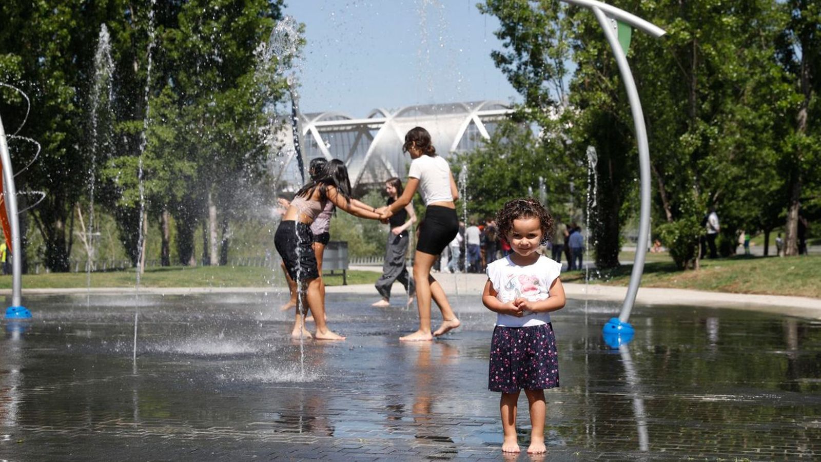 Madrid se refresca y activa su playa urbana en Madrid Río y 5 pérgolas nebulizadoras