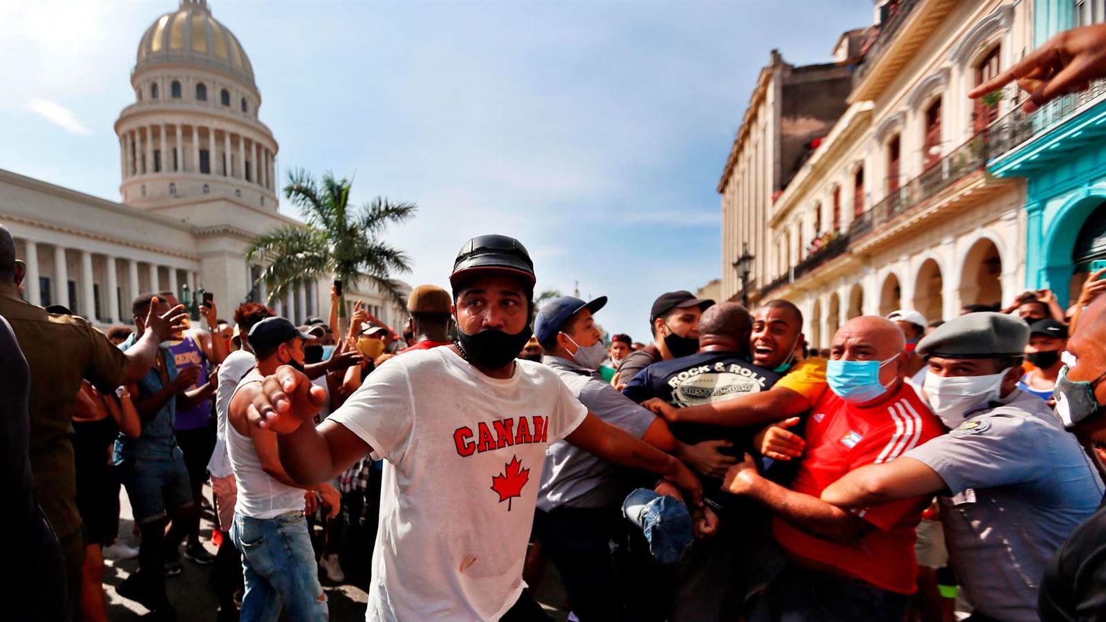 La Policía detiene a manifestantes en la protesta frente al Capitolio habanero