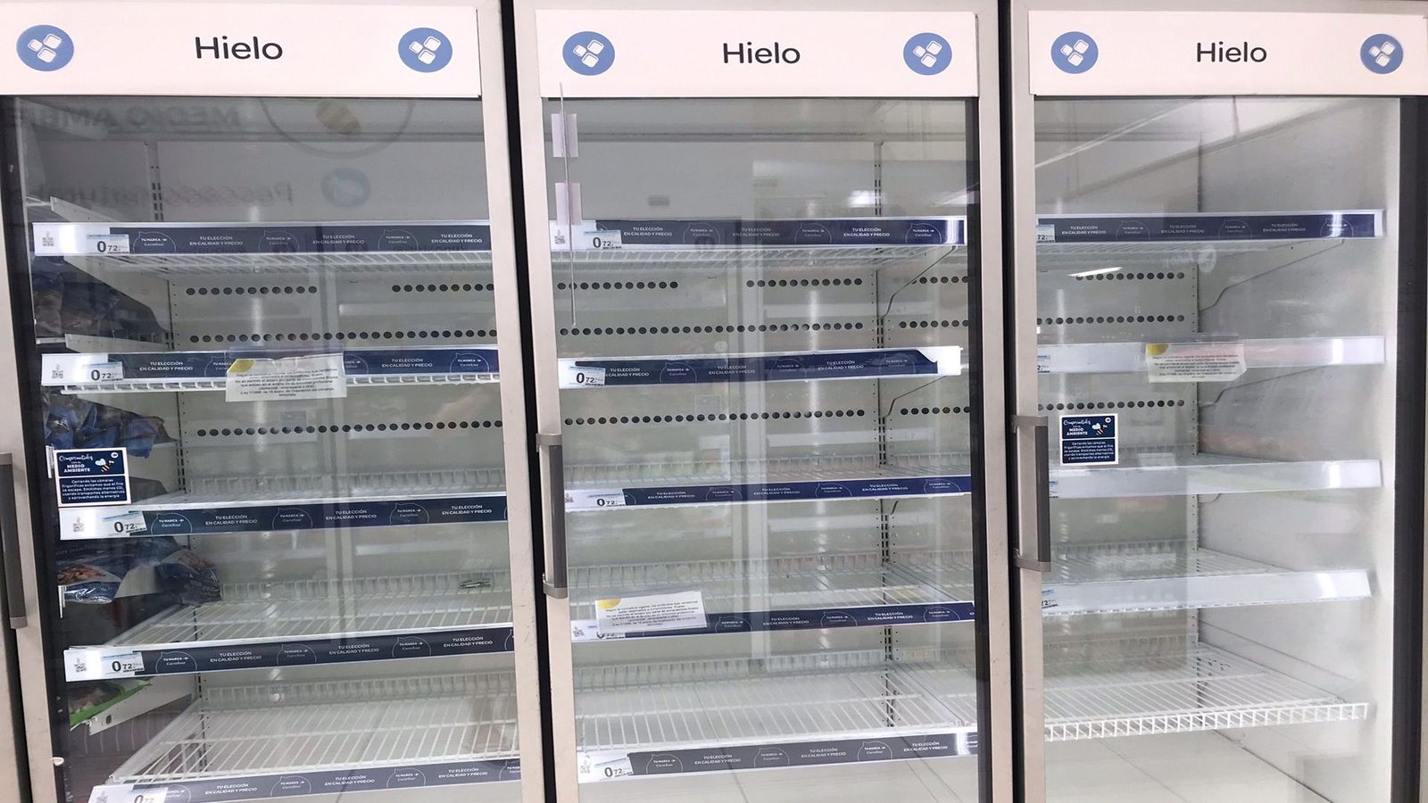 En busca de una bolsa de hielos: los supermercados no pueden afrontar la demanda de cubitos