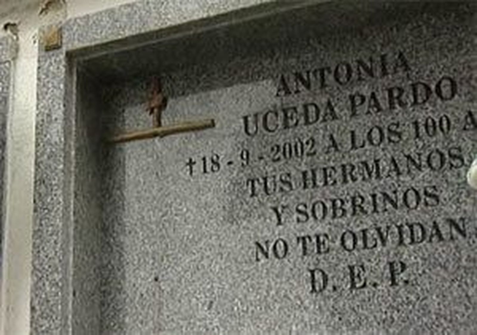 Daños en nichos en el cementerio de Brunete