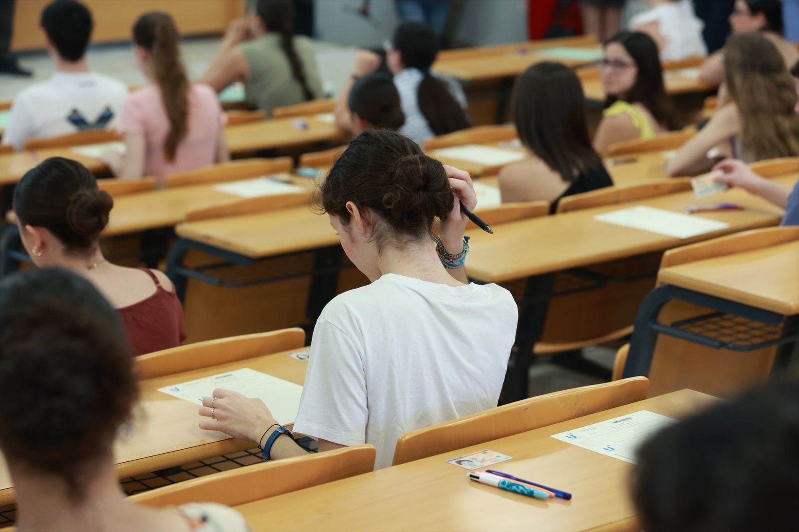 Una estudiante haciendo un examen