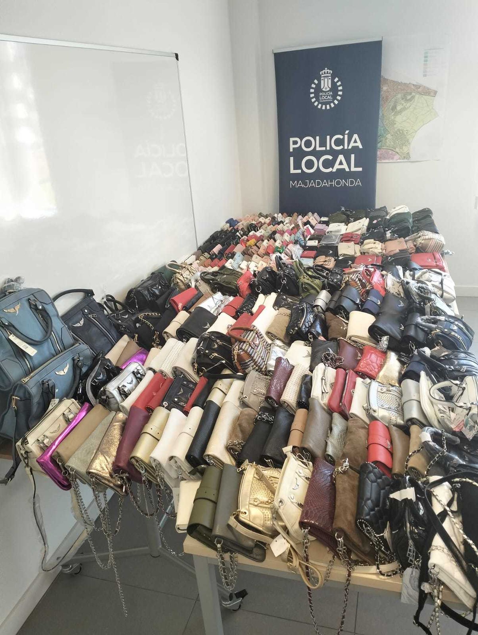 Bolsos de marca falsos intervenidos por la Policía Local de Majadahonda