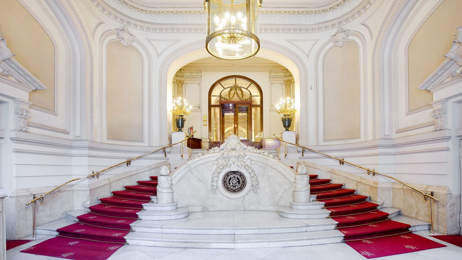 Escalera de entrada al Casino de Madrid