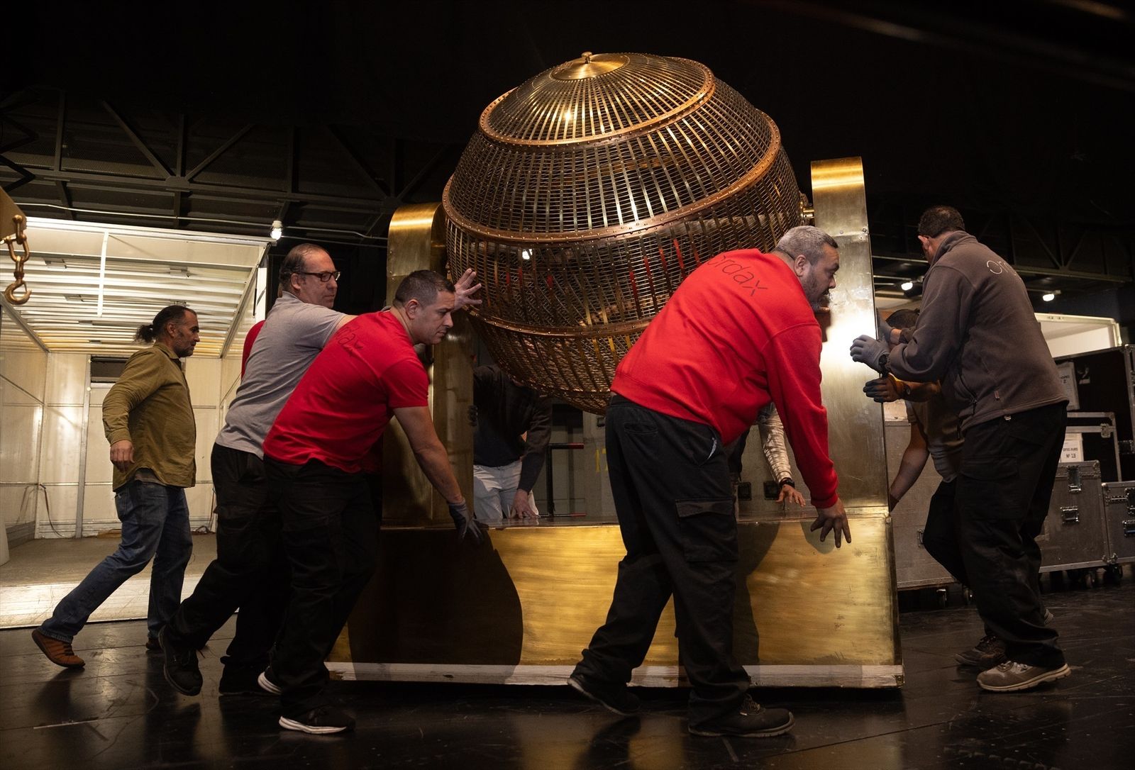Llegan los bombos del Sorteo de la Lotería al Teatro Real
