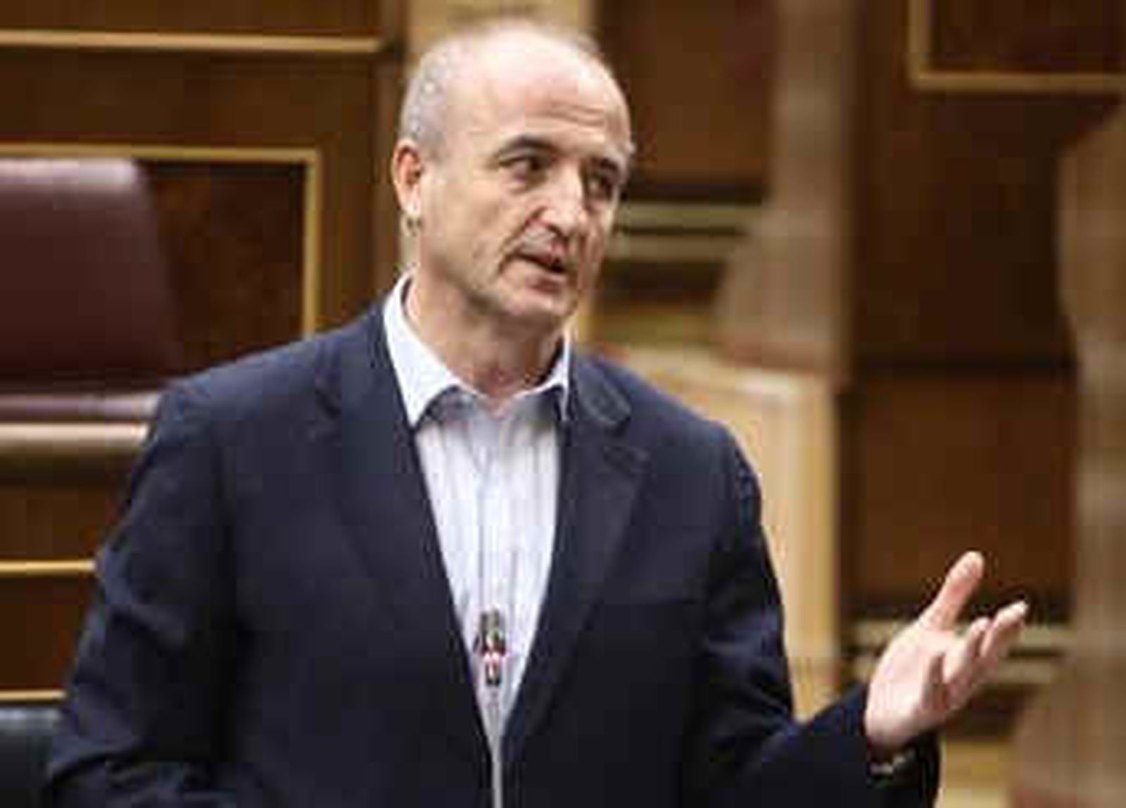 La renuncia de Sebastián a llevar corbata por "eficiencia energética", a debate en el Congreso