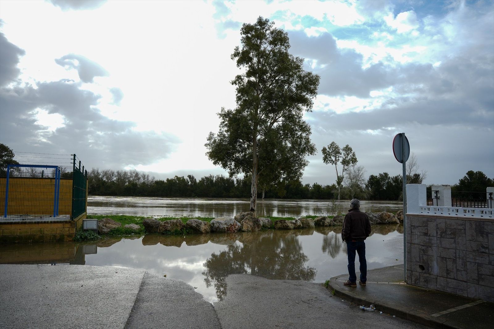 Desalojados en Jerez por la crecida del Guadalete vigilan las crecidas