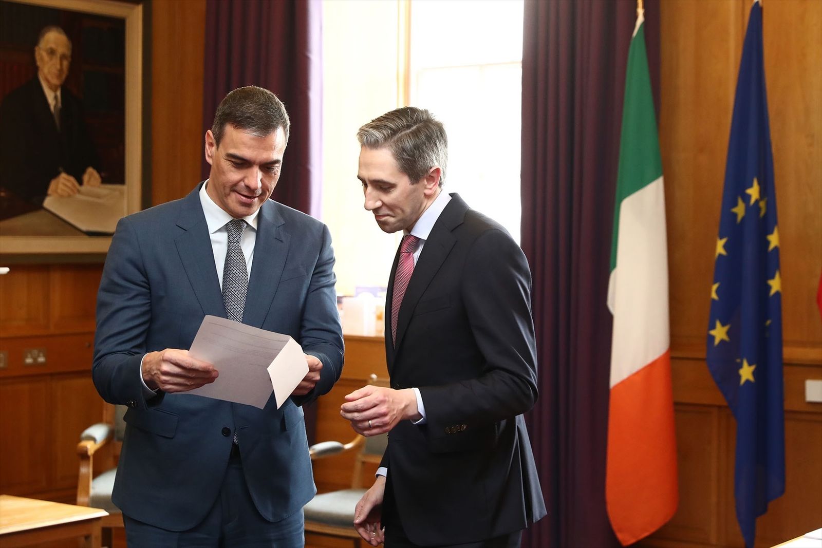 El presidente del Gobierno, Pedro Sánchez (i), y el primer ministro de la República de Irlanda, Simon Harris