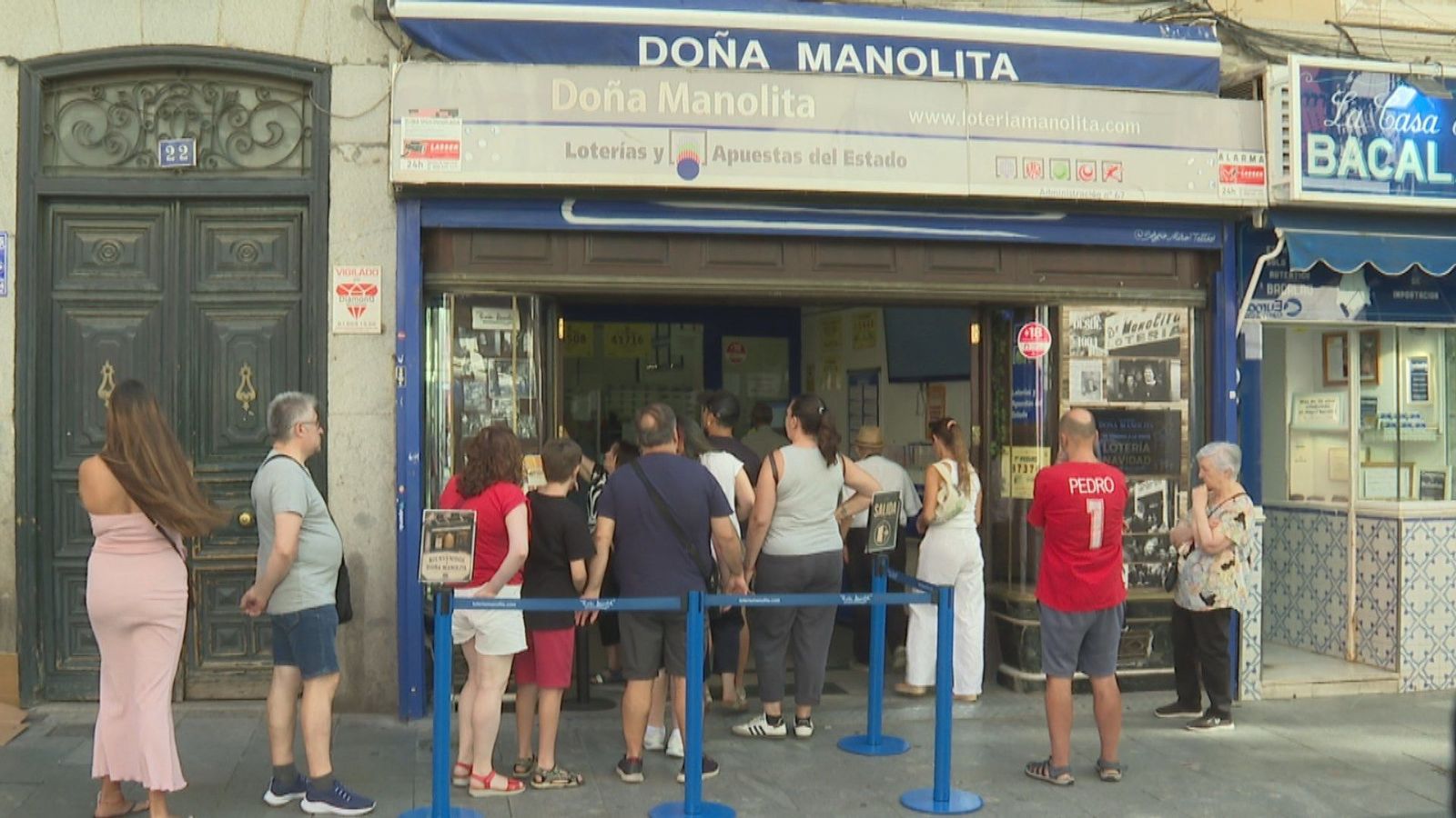 Una visita obligada es venir a Doña Manolita: colas en pleno agosto para la Lotería de Navidad