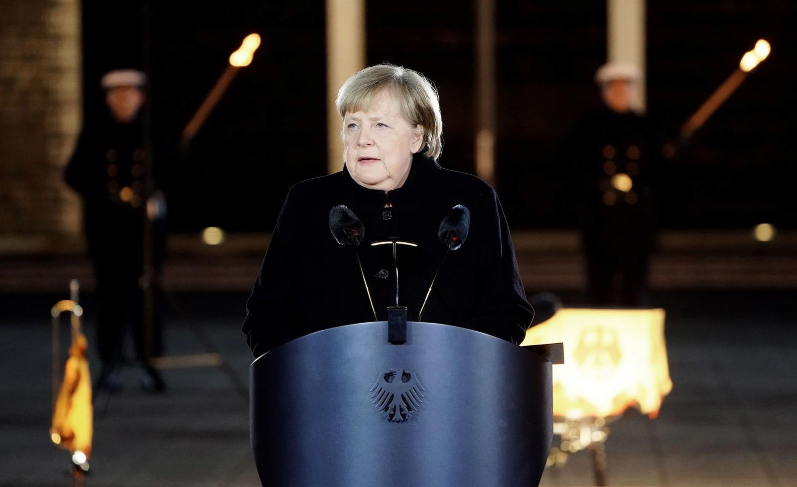 Angela Merkel pronuncia su discurso en Berlín, durante la despedida militar en honor de la excanciller