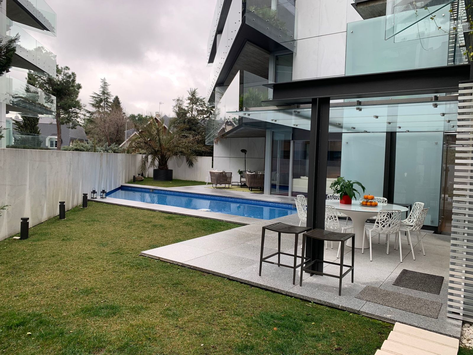 De entre todas las viviendas que hay en esta urbanización de Conde de Orgaz, solo dos tienen jardín y piscina privada. Y nuestra anfitriona vive en uno de ellos.