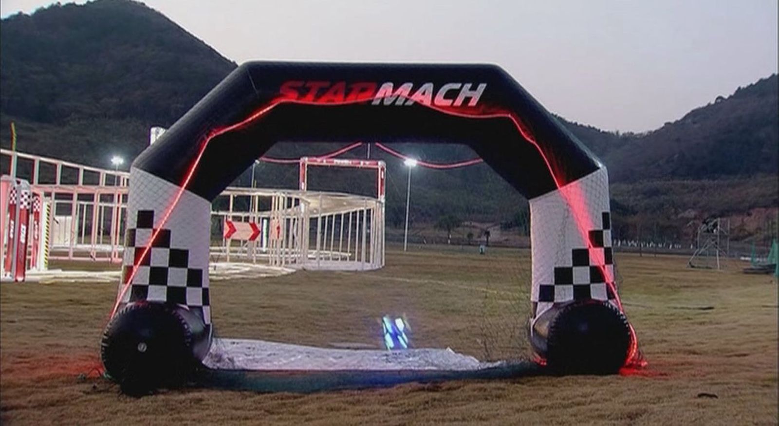 Carreras y acrobacias espectaculares en el campeonato mundial de drones de China