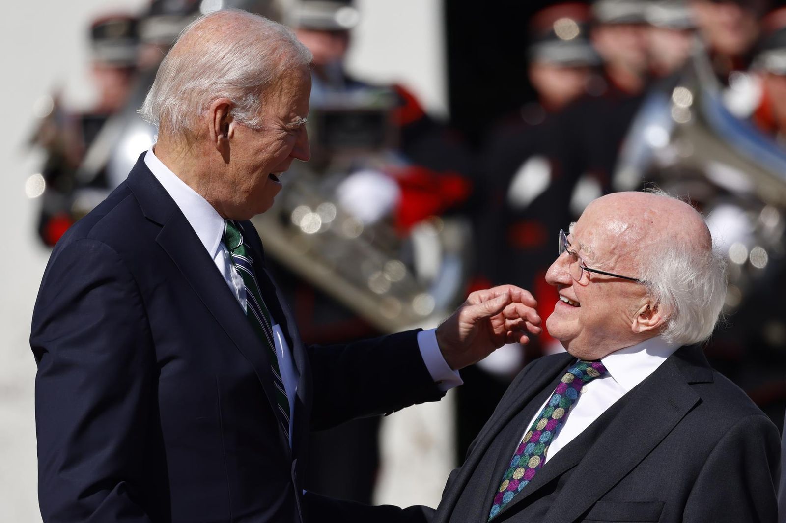 El presidente de Irlanda, Michael D, Higgins (d) saluda a su homólogo estadounidense Joe Biden,