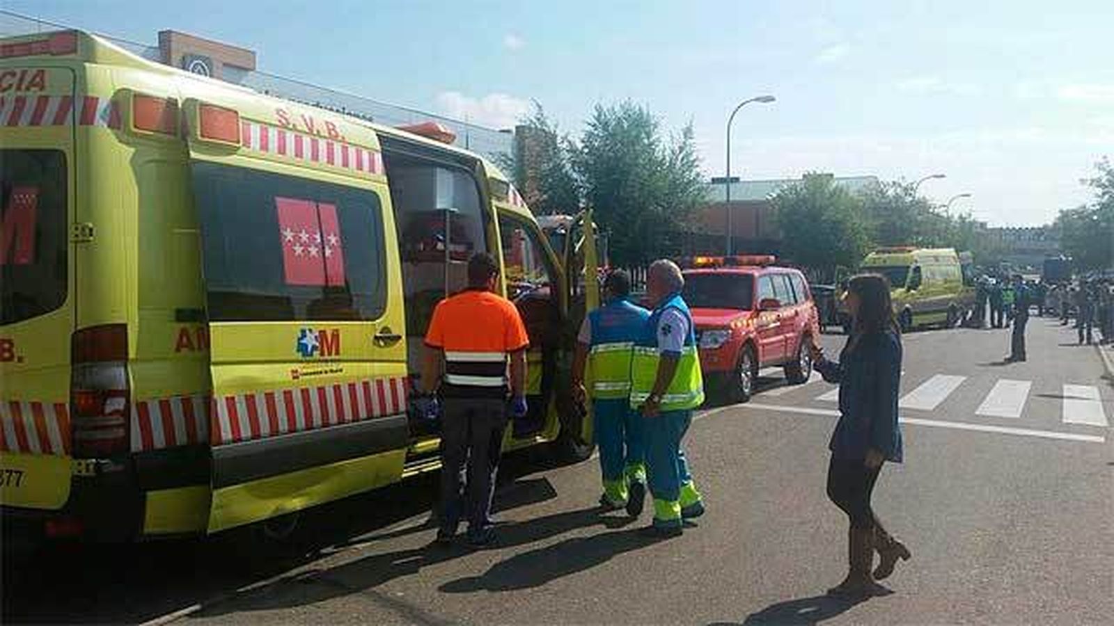 Un hombre recibe tres tiros mientras  conducía por una calle de Puente de Vallecas