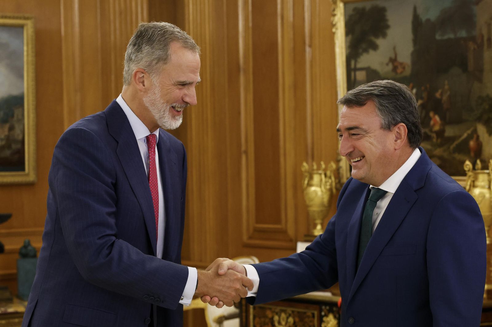 El rey Felipe VI recibe en el Palacio de la Zarzuela al portavoz del PNV en el Congreso, Aitor Esteban