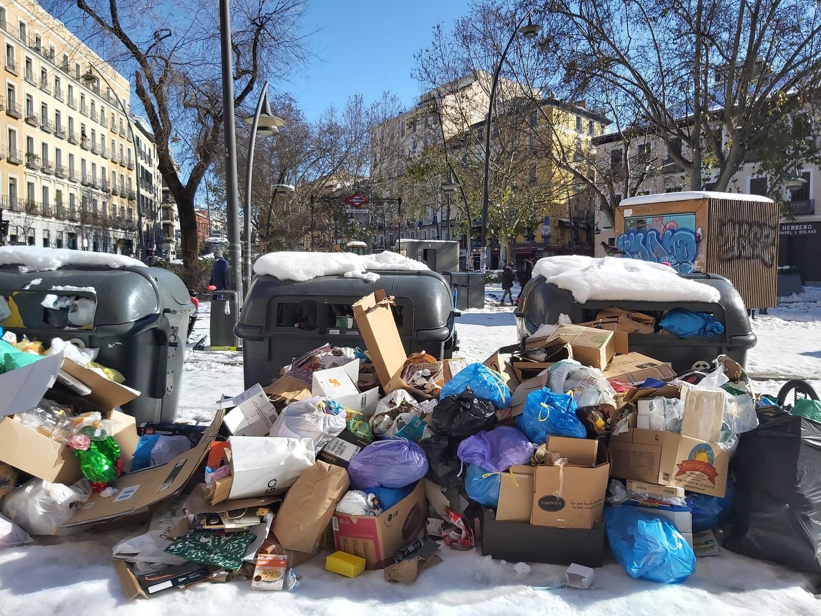 Basura acumulada en Madrid tras la nevada de Filomena