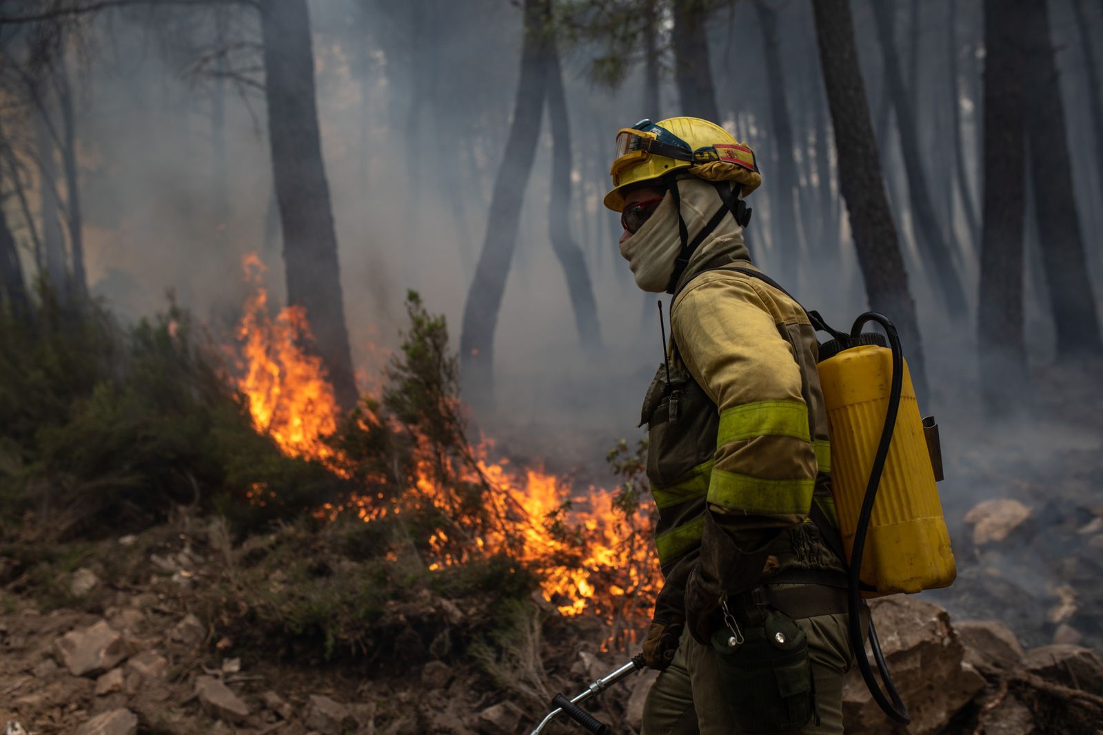 Un bombero trabaja en la extinción del incendio en la Sierra Culebra , en Zamora