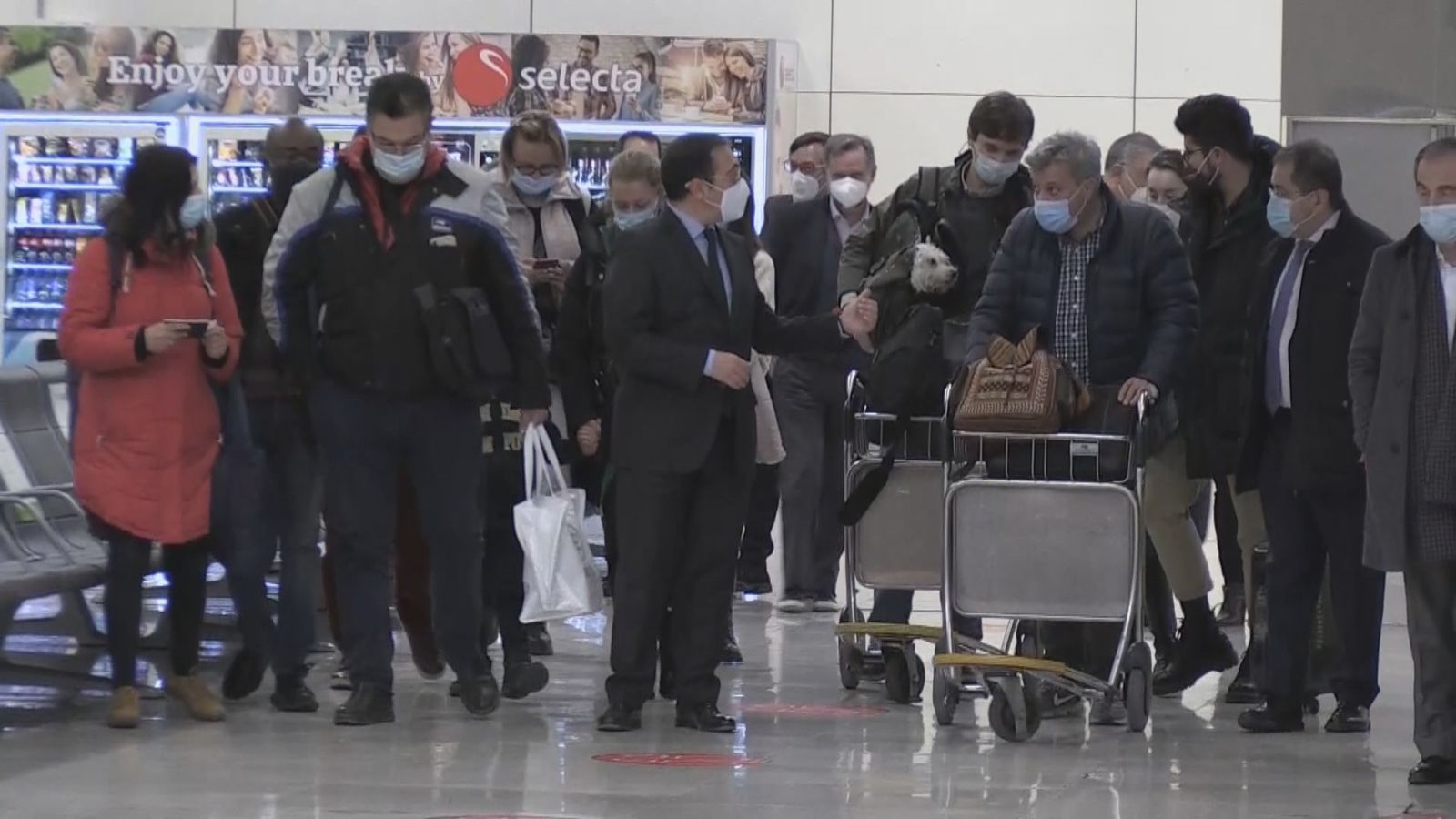 El ministro Albares recibe en Barajas a los 106 españoles evacuados de Ucrania