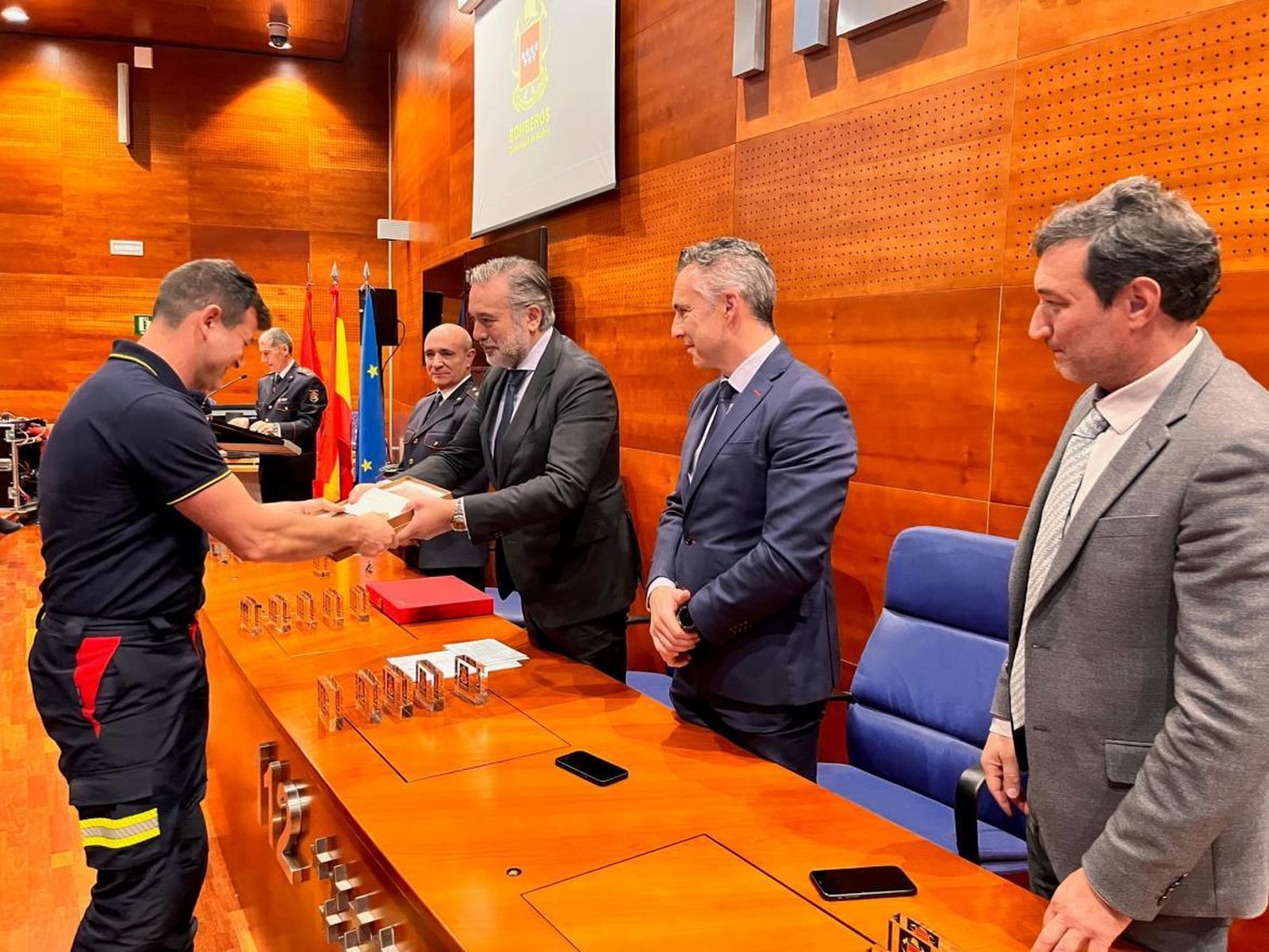 Homenaje a los bomberos de la CAM