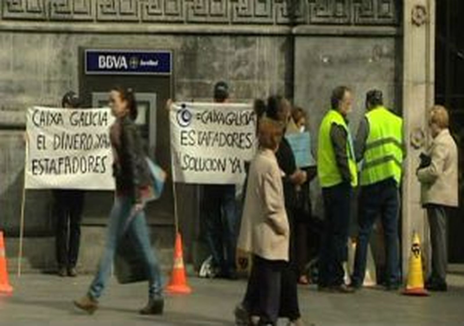 La CNMV abrirá acciones disciplinarias a 9 grupos financieros por la venta de preferentes