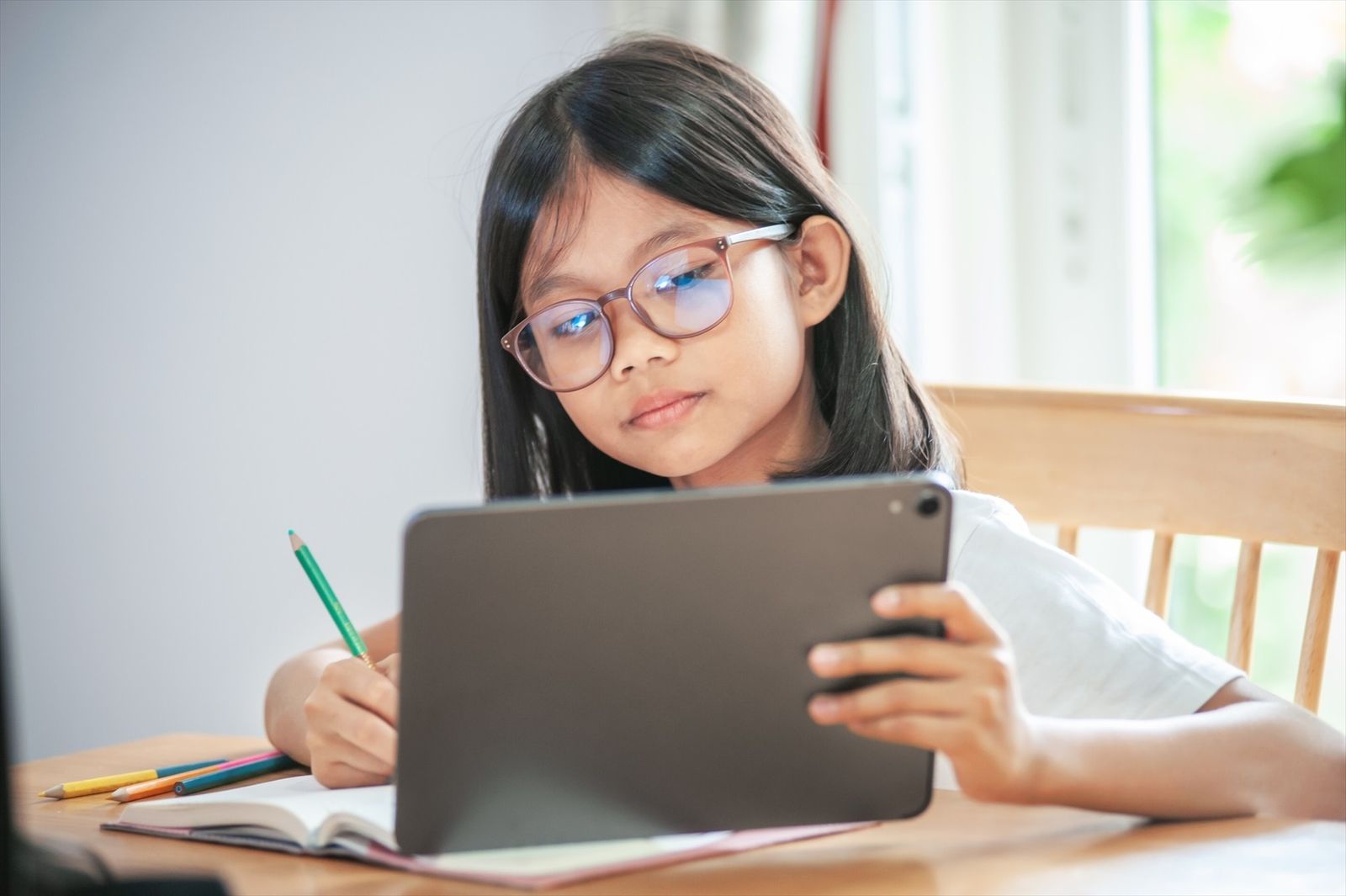 Niña utilizando un dispositivo electrónico