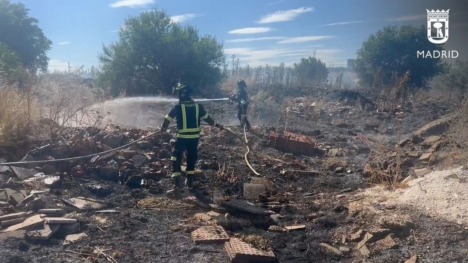 Bomberos trabajan en la extinción de un importante incendio de pastos en la Cañada Real