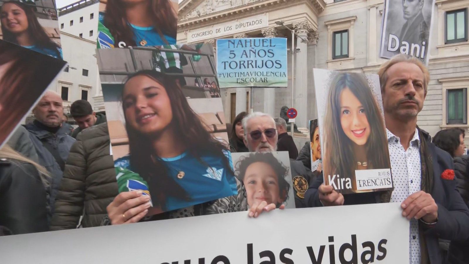 Familias de victimas de bullying se manifiestan frente al Congreso por el "abandono" de la Administración