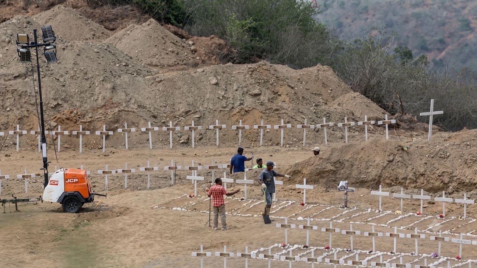 Venezuela entierra a sus muertos, algunos sin identificar, en cementerios improvisados