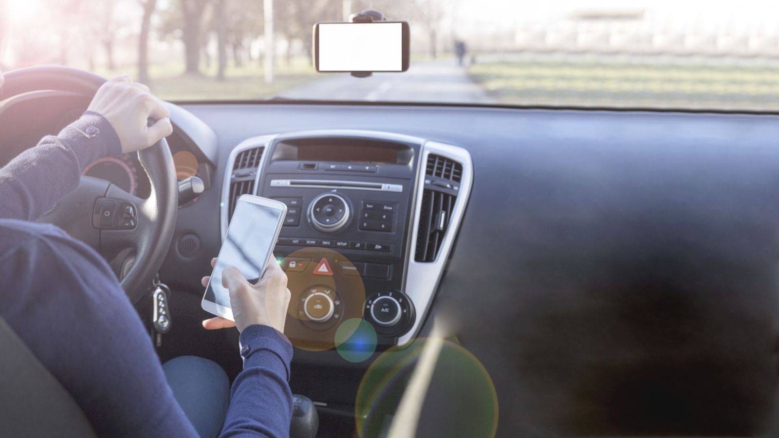 Chatear al volante, una imprudencia en alza que te puede costar caro