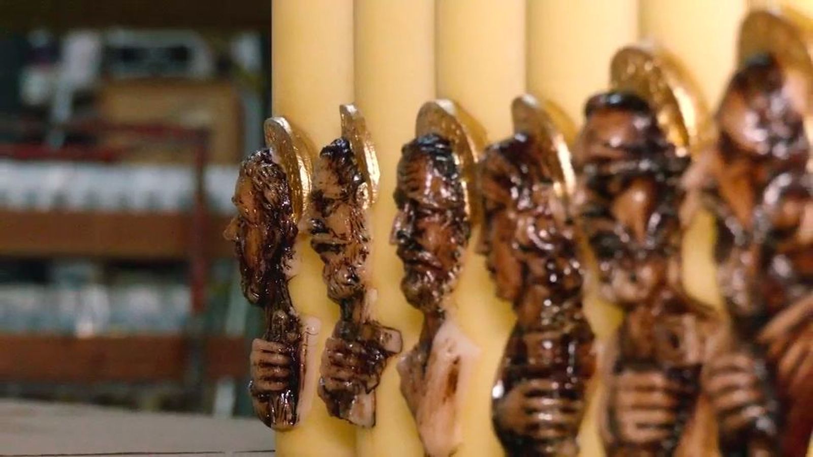 Así se elaboran las velas que acompañan a los pasos en las procesiones de Semana Santa