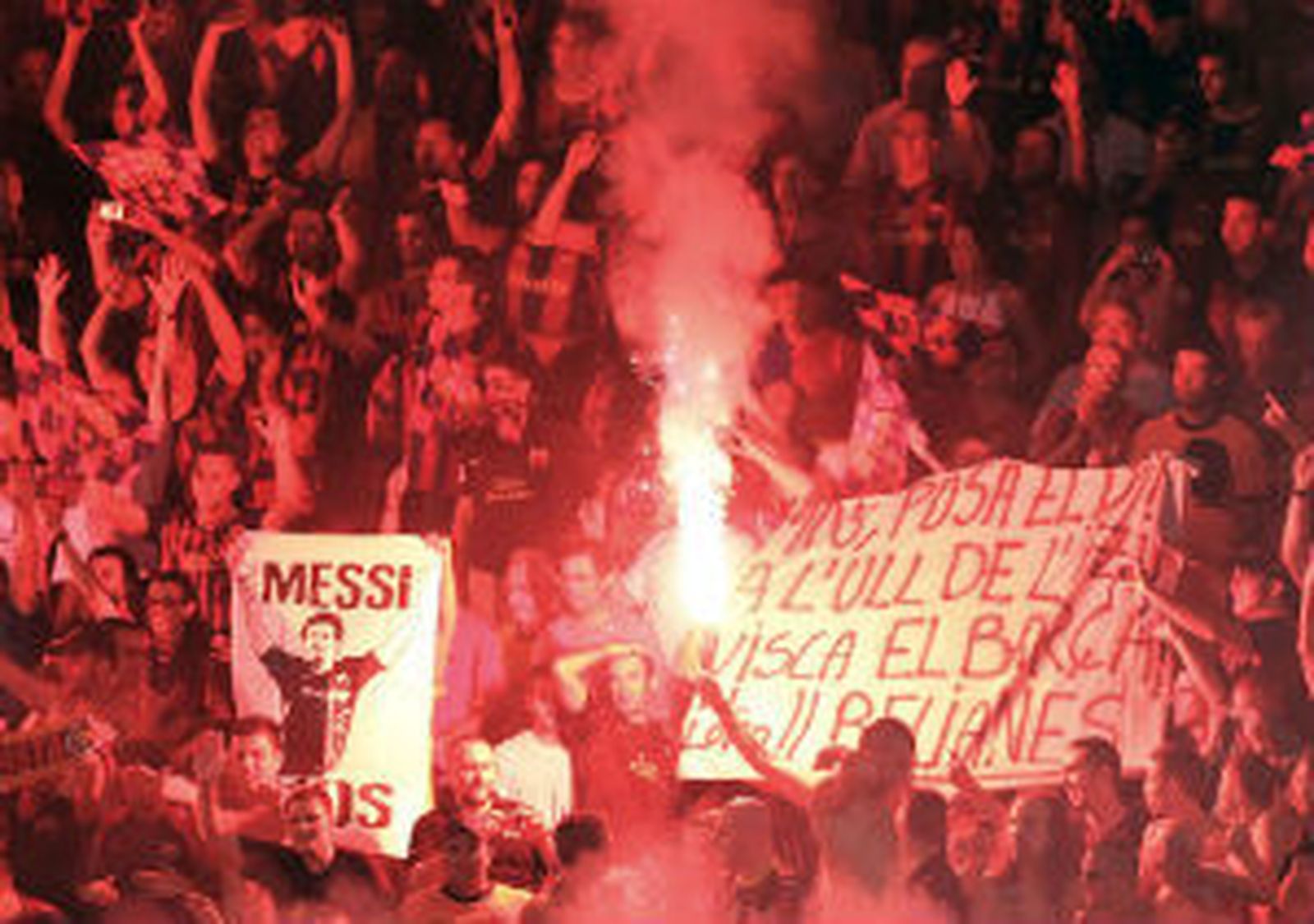 Una bengala, en el Nou Camp