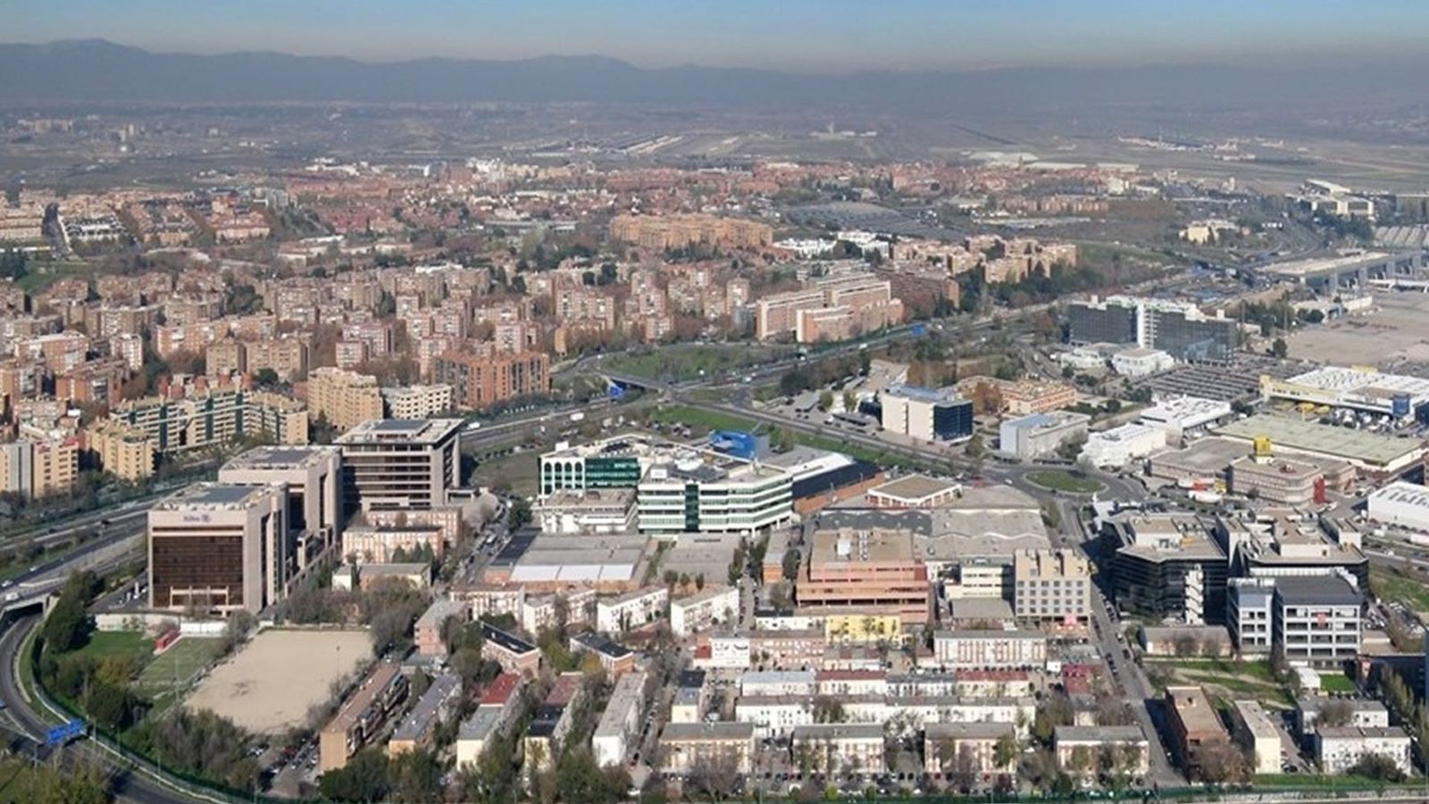 Los vecinos de Barajas temen no cobrar las subvenciones municipales para rehabilitar el barrio