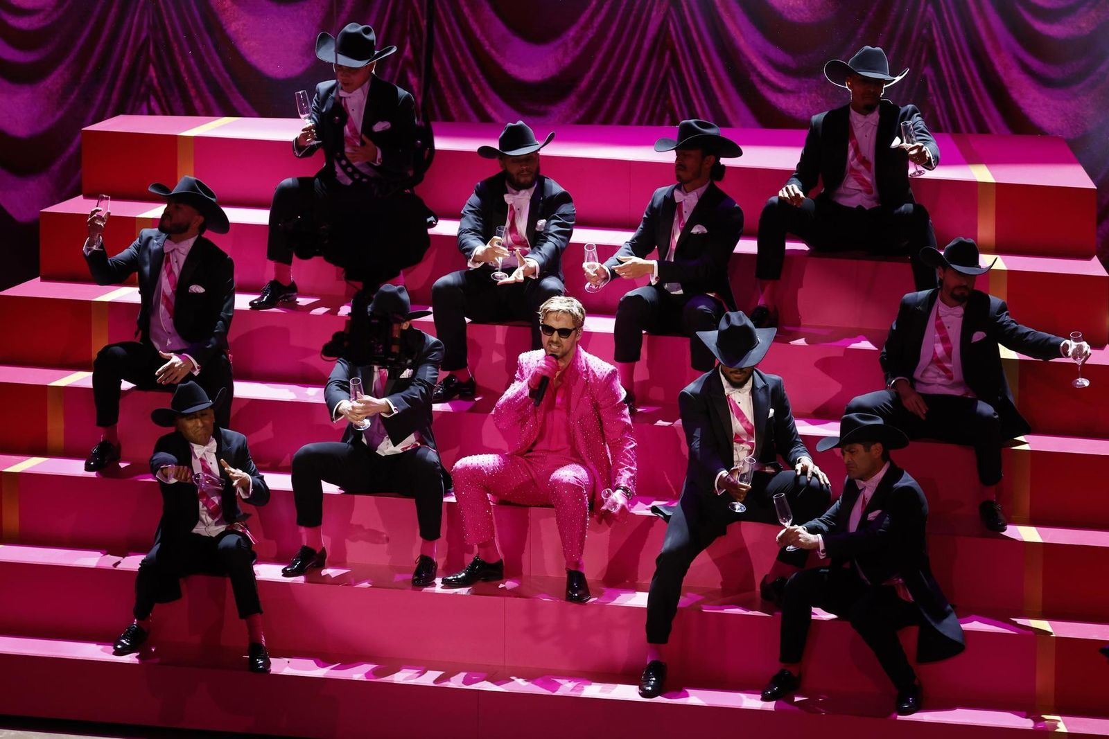 Ryan Gosling (C) interpreta la canción nominada 'I'm Just Ken' de la película ''Barbie'' durante la 96ª ceremonia anual de los Premios de la Academia en el Dolby Theatre