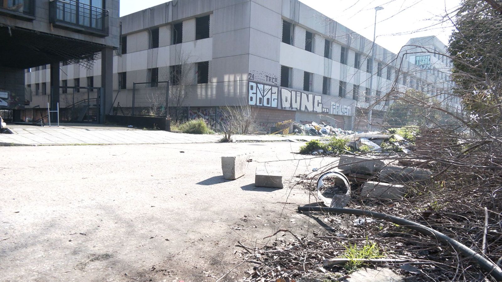 Alquila viviendas abandonadas y sin suministros en Barajas