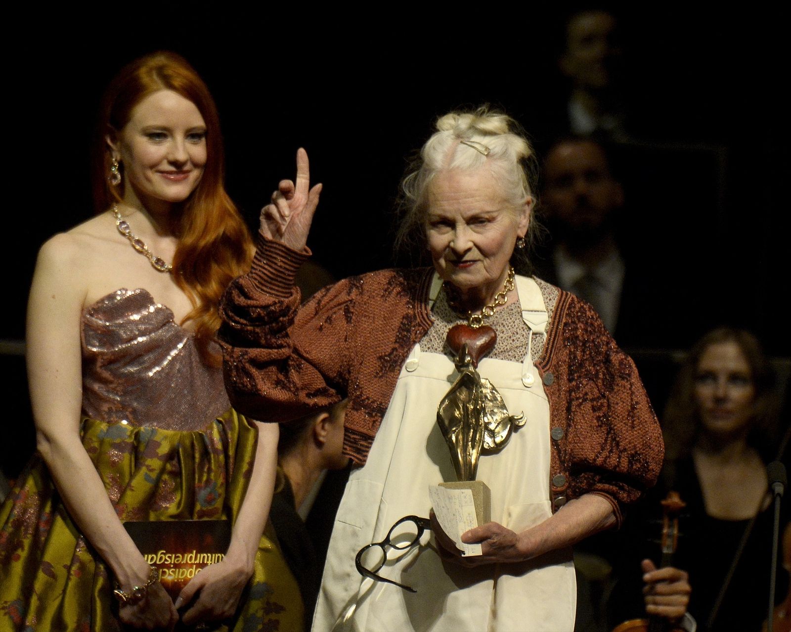 Vivienne Westwood recibiendo el premio Taurus de la Cultura Europea