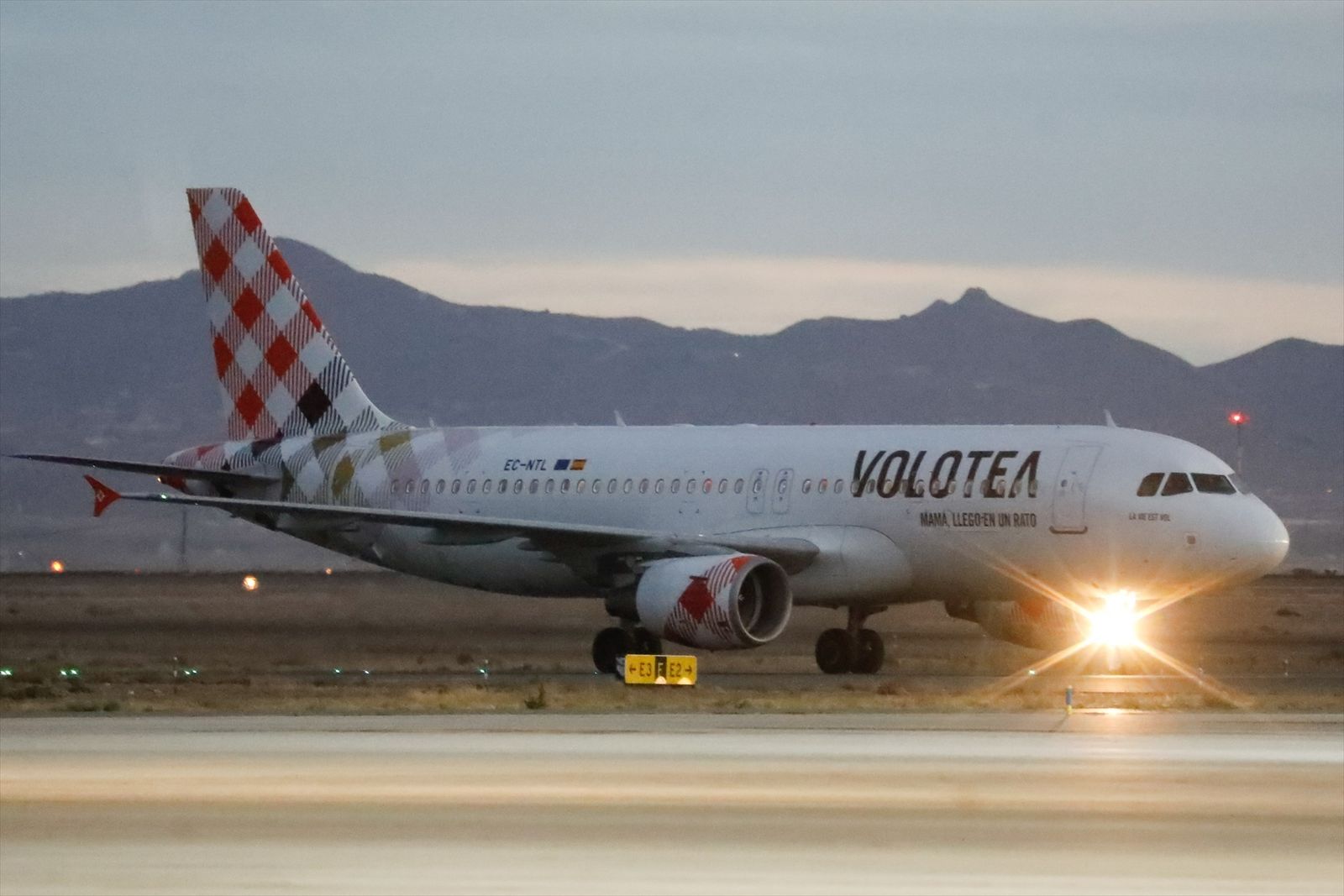 Llega el primer avión de Madrid al aeropuerto de Corvera en el vuelo inaugural de la compañía Volotea