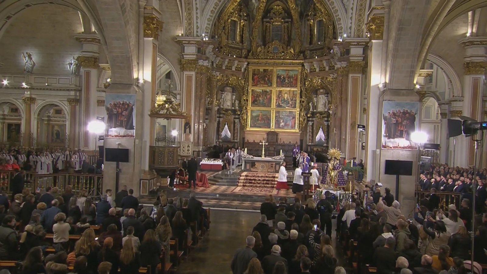 Los Reyes arropan a familiares de las víctimas de la DANA en la misa funeral de Valencia