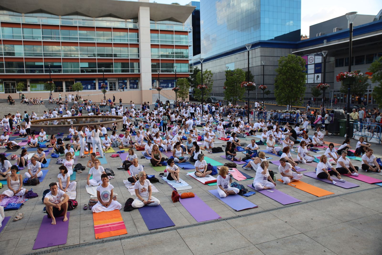 Exhibición de yoga en Fuenlabrada