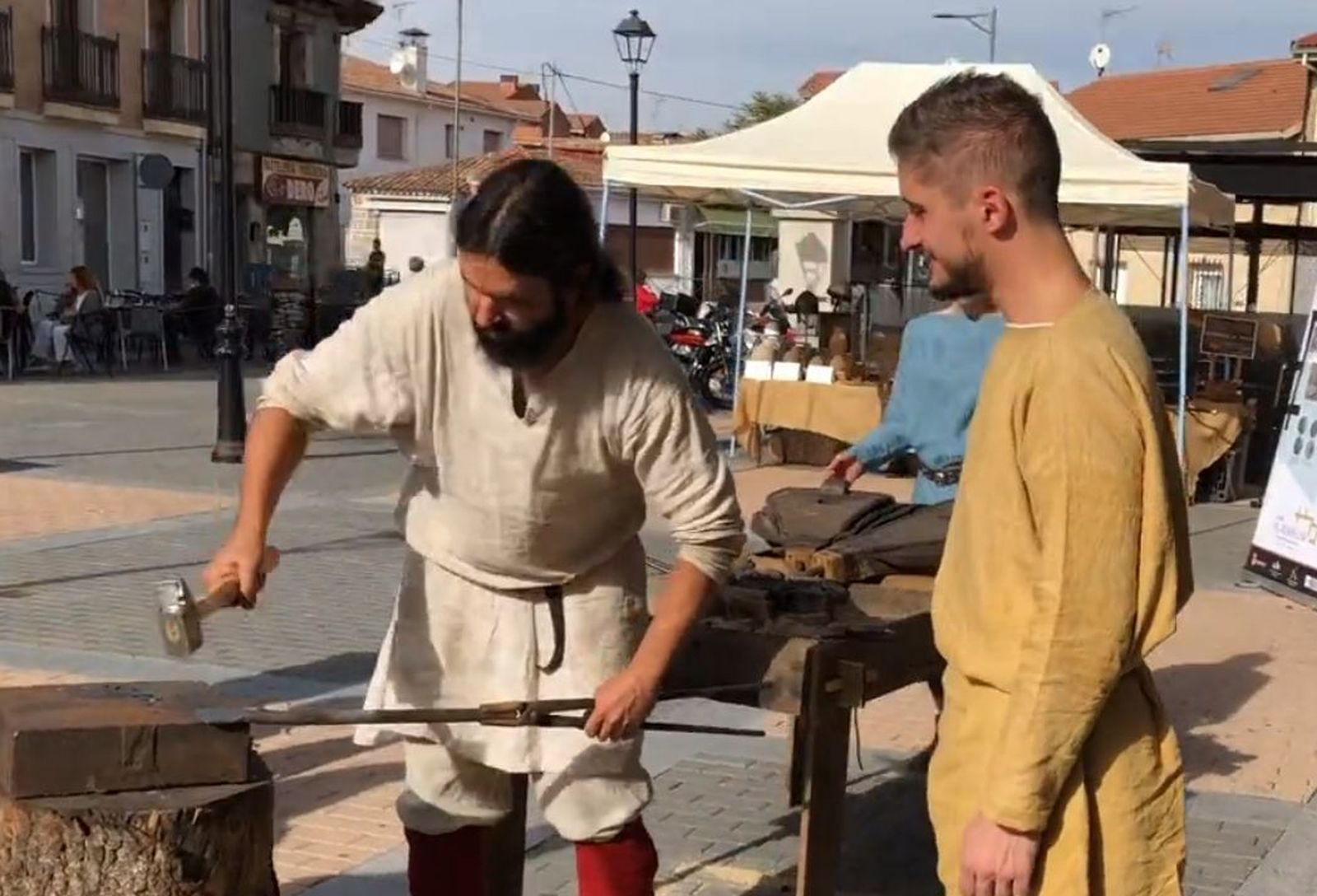Herreros visigodos en la forja colocada en la plaza de Cerceda