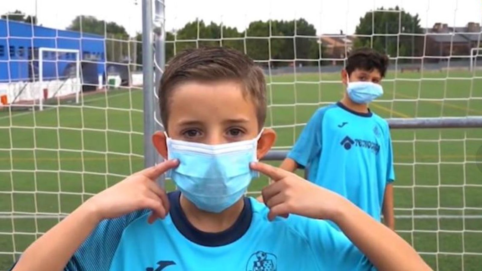 Jóvenes deportistas con mascarillas