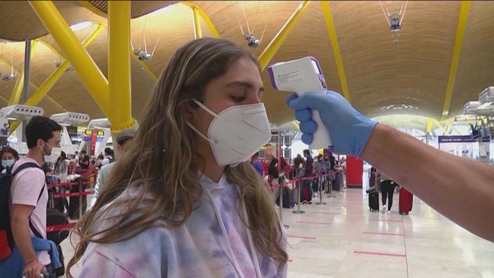 Sube la preocupación en el Gobierno de Madrid por los controles de Barajas, que Aguado tacha de "paripé"